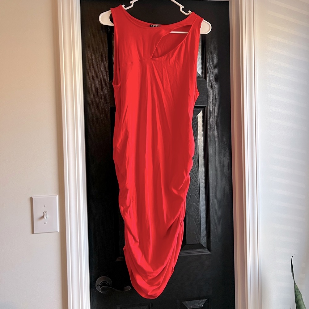 Sleeveless coral dress.
